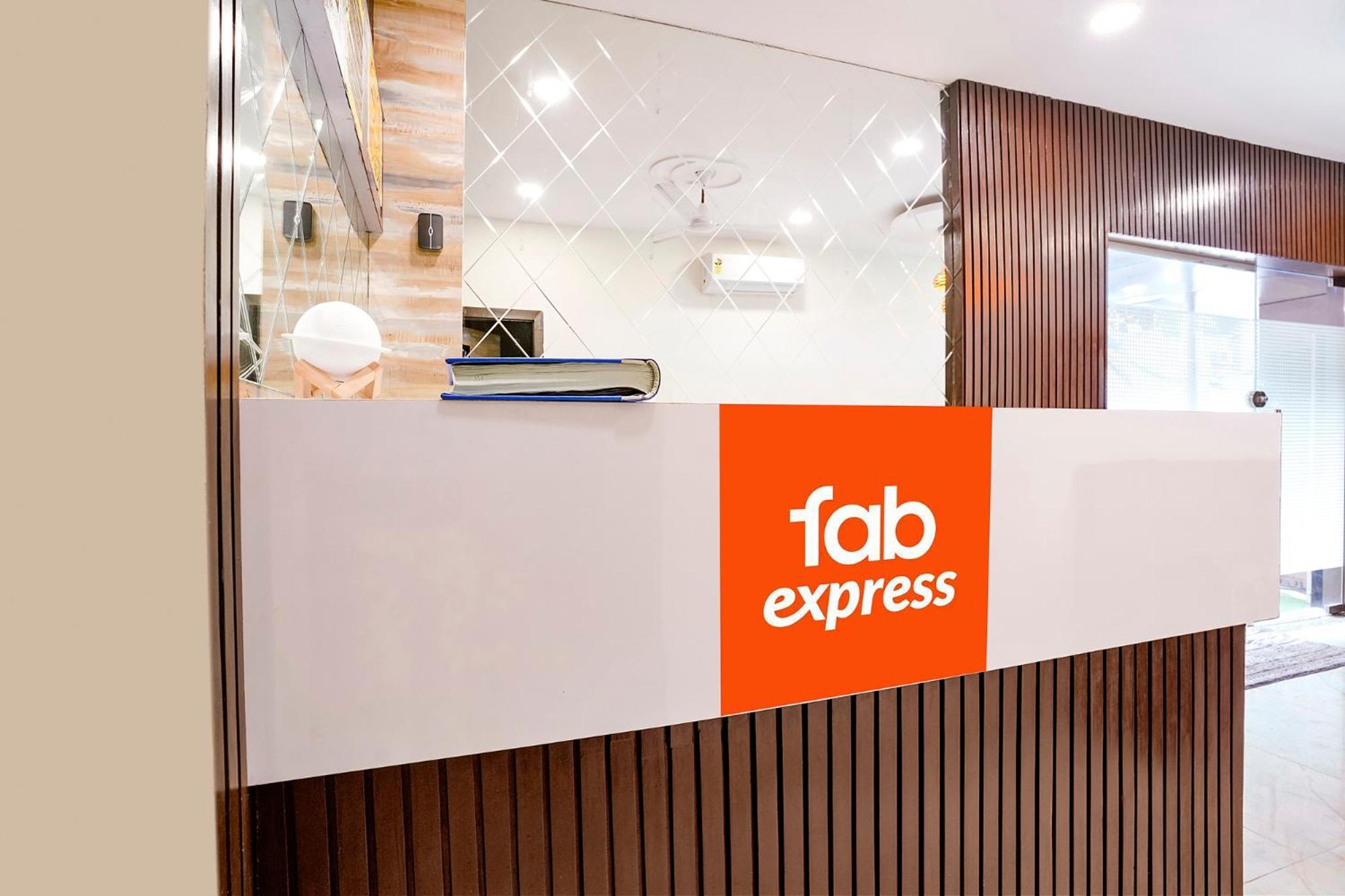 Fabexpress Good Luck Residency - Nr Nesco Exhibition Center Hotel Мумбай Екстериор снимка